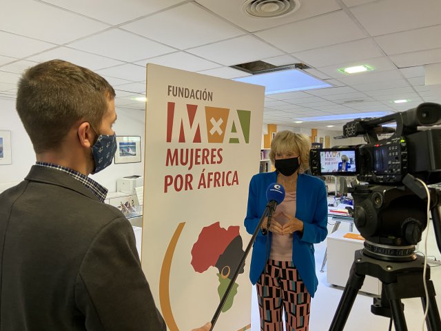 M.ª Teresa Fernández de la Vega, contestando las preguntas de Canal Enfermero